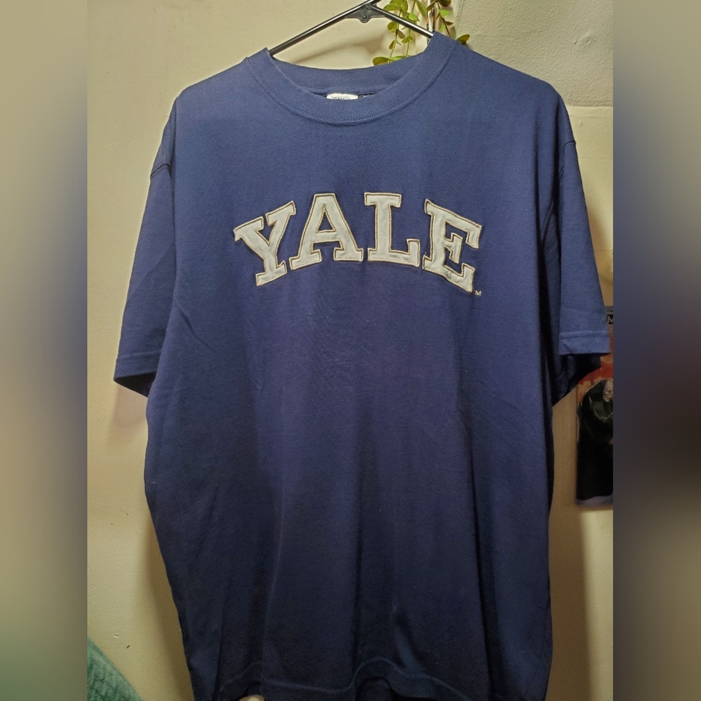 ***SOLD *** Peanuts YALE UNIVERSITY Navy Blue Tee